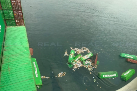 Tàu 'Ever Lunar' của Evergreen làm rơi 50 container xuống biển tại Vịnh Callao, Peru