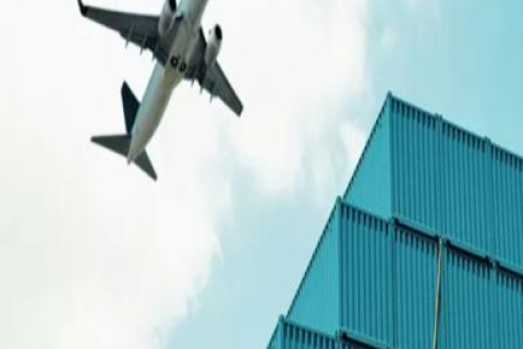 Giá cước vận chuyển hàng không tăng vọt khi thuế quan của Trump thúc đẩy làn sóng nhập hàng gấp